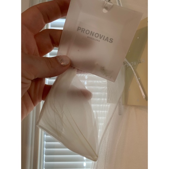 Pronovias 6331 wedding dress BRAND NEW WITH TAGS - Picture 3 of 8